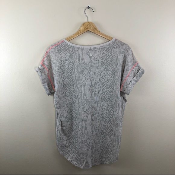 Lululemon Weekend Short Sleeve Desert Snake White Silver Fox / White size 10 - Picture 8 of 11